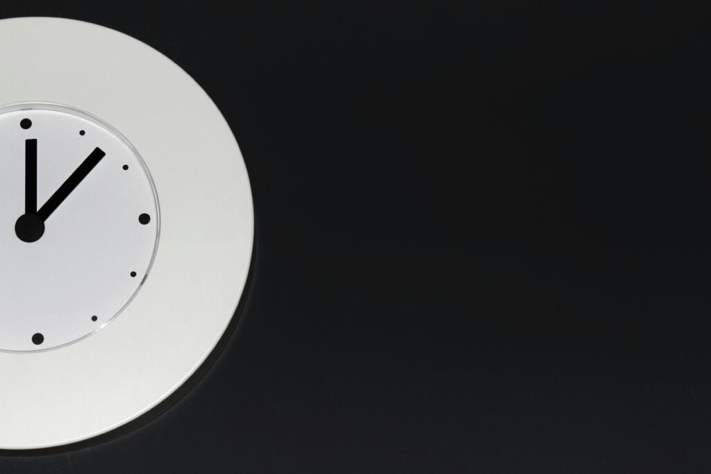 A 60-minute flowchart for efficient **Pinterest affiliate marketing**: 30 min Batch Pin Creation (Canva), 15 min SEO Optimization, 15 min Scheduling (Tailwind).