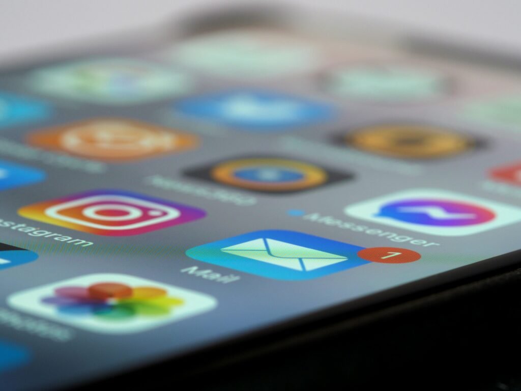 An infographic showing a customer receiving a download link and onboarding guide automatically after purchasing passive income digital products.